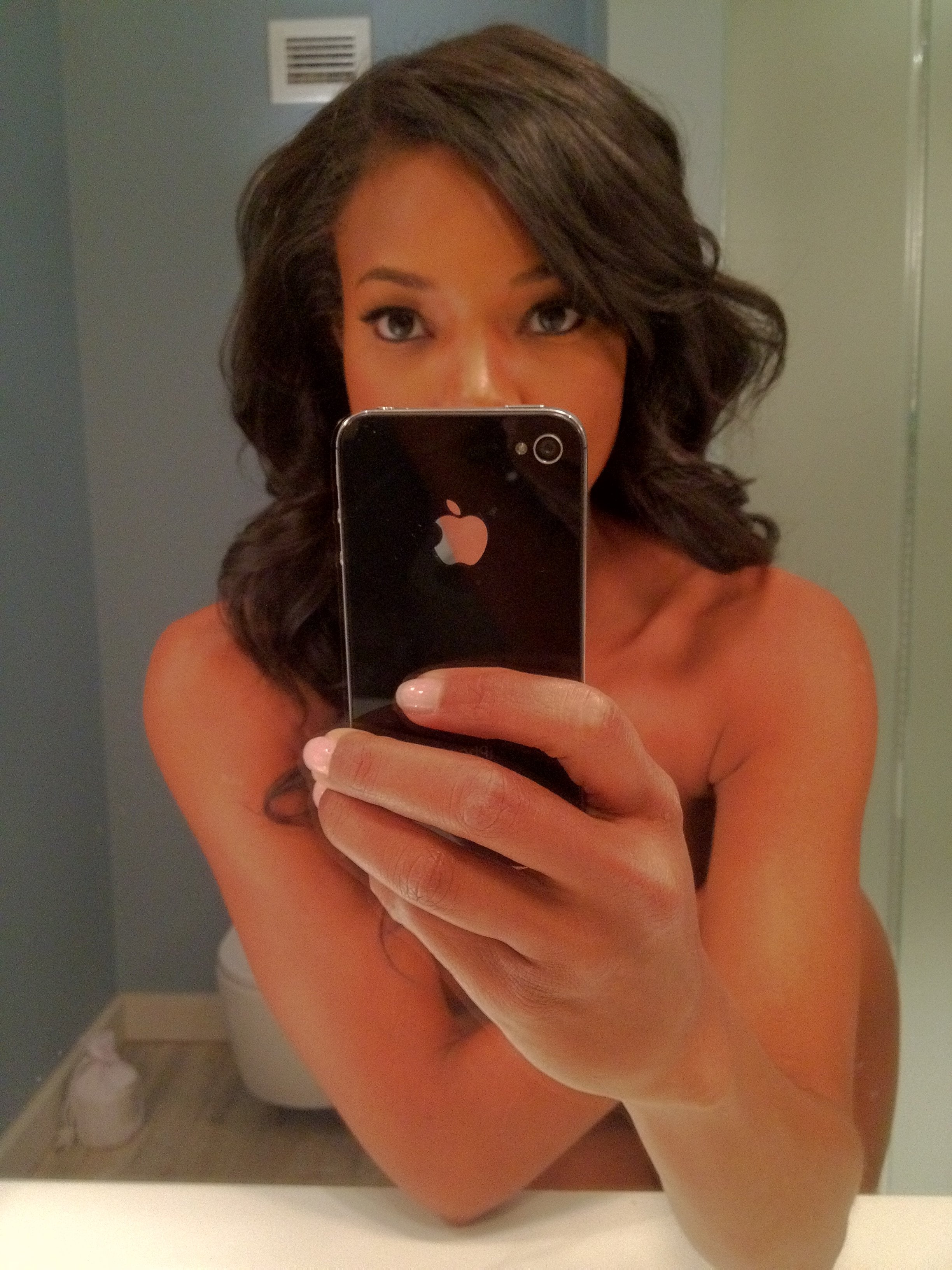 Gabrielle Union Nude Fappening Pics - photo of the actress taking a bathroom selfie with her boobs covered by her arms