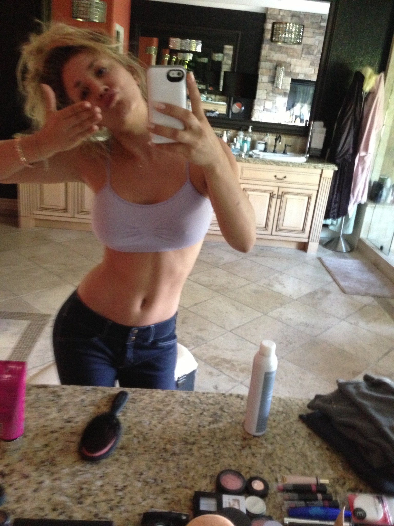 kaley cuoco showing off her abs in mirror selfie