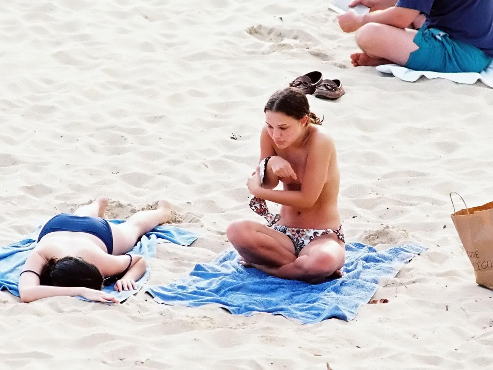 The sensual Natalie Portman hiding her boobs at the beach