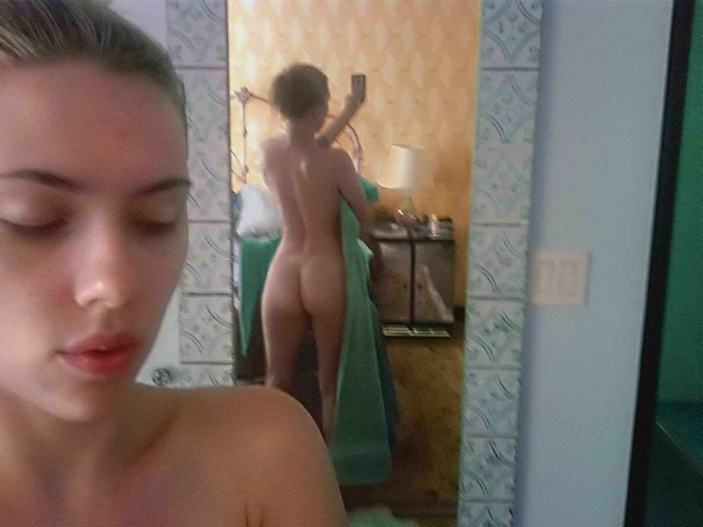 The sexy Scarlett Johansson taking a selfie of her bare ass