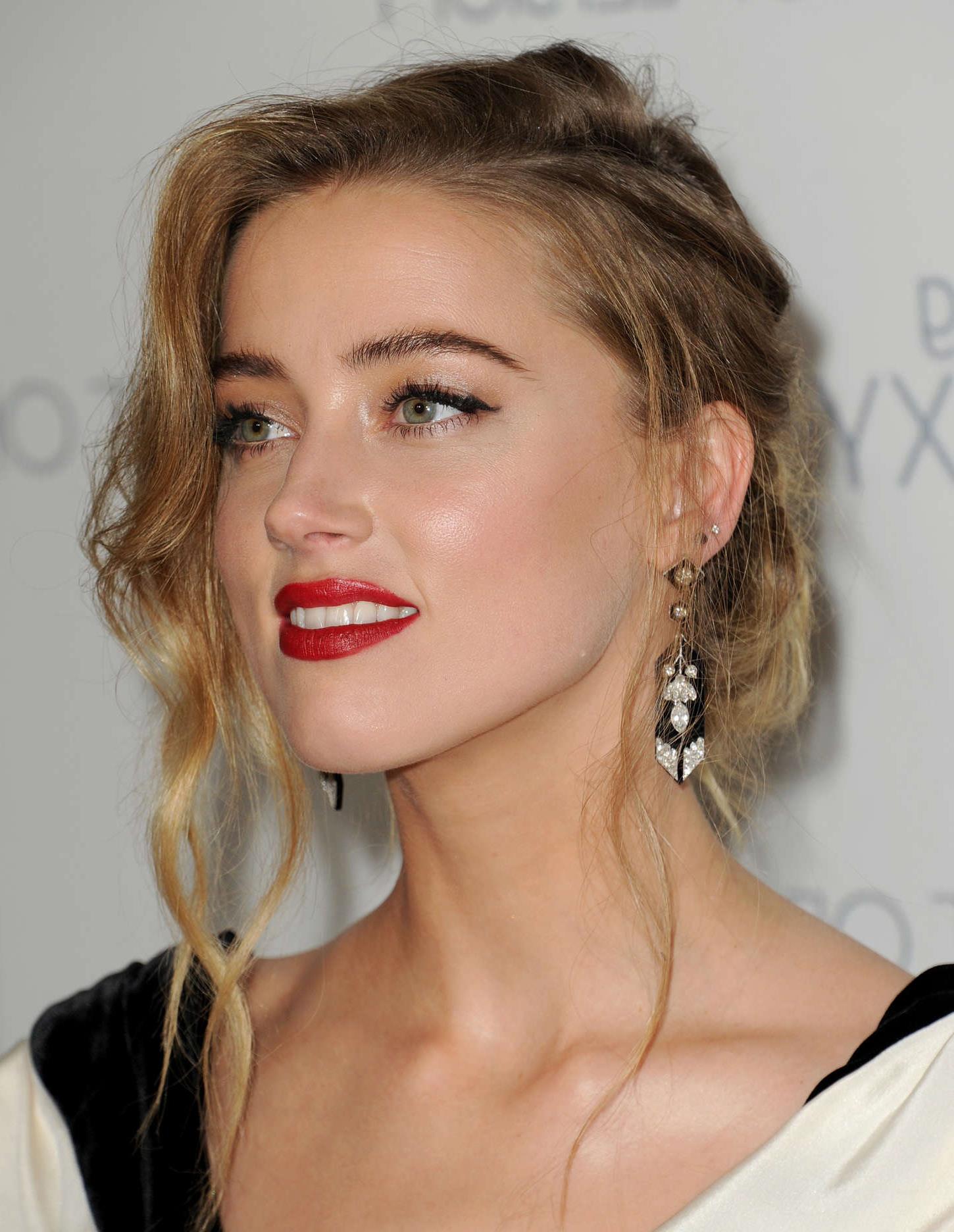 sexy Amber Heard close up shot of her face smiling at awards show