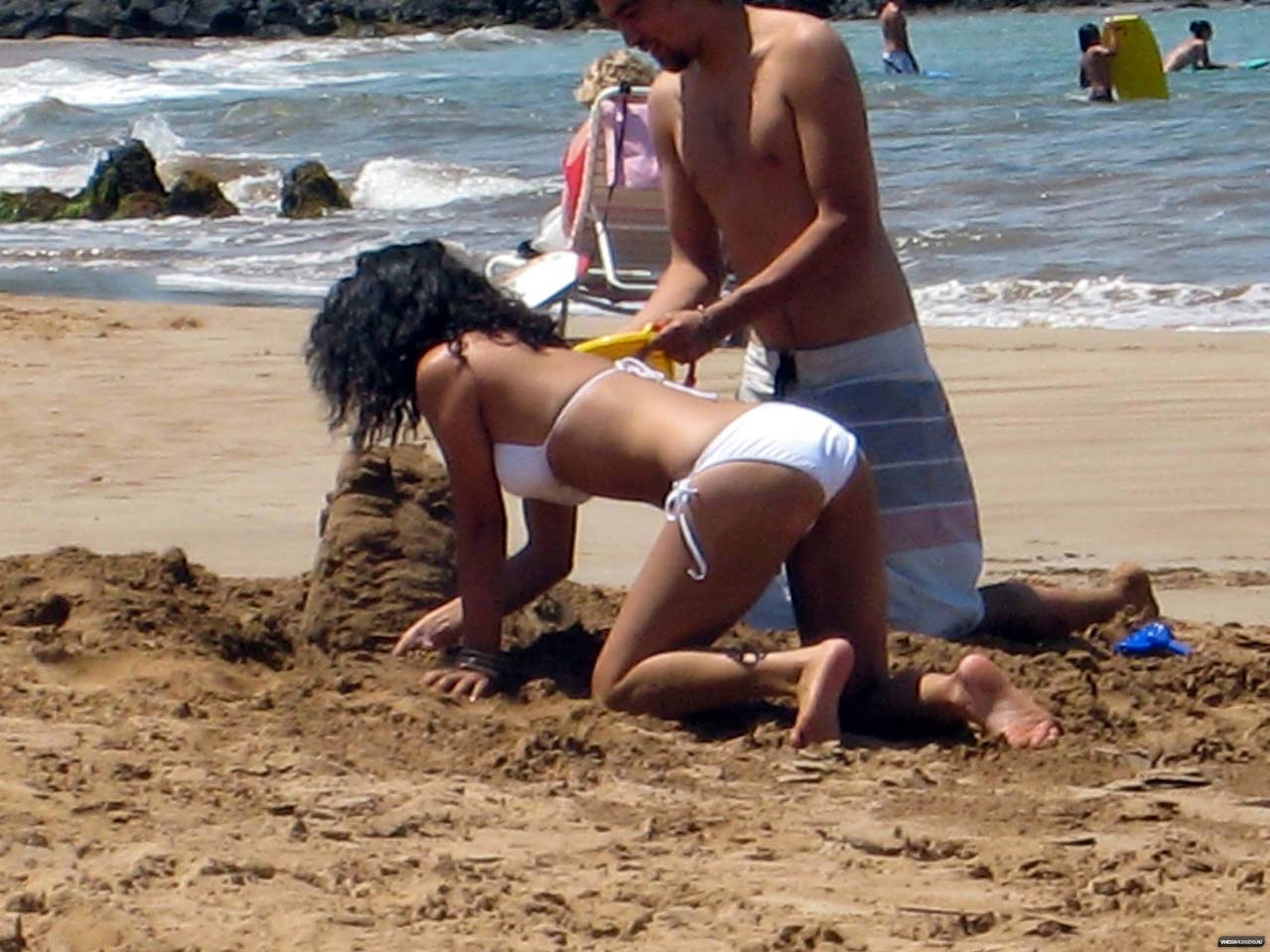 Vanessa Hudgens making a sandcastle with zac efron
