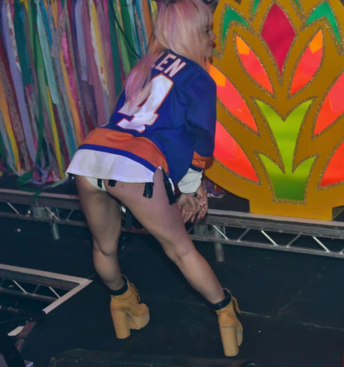 Singer Lily Allen bending over showing her pussy in upskirt pic