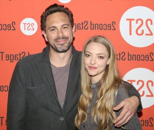 amanda seyfried poses with her husband for a pic at awards show