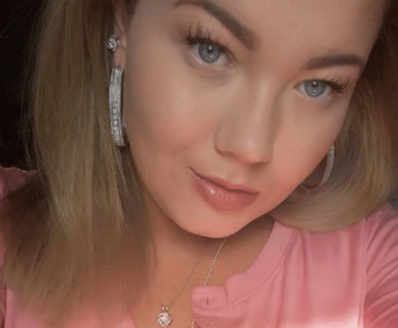 Amber Portwood taking a selfie in pink shirt