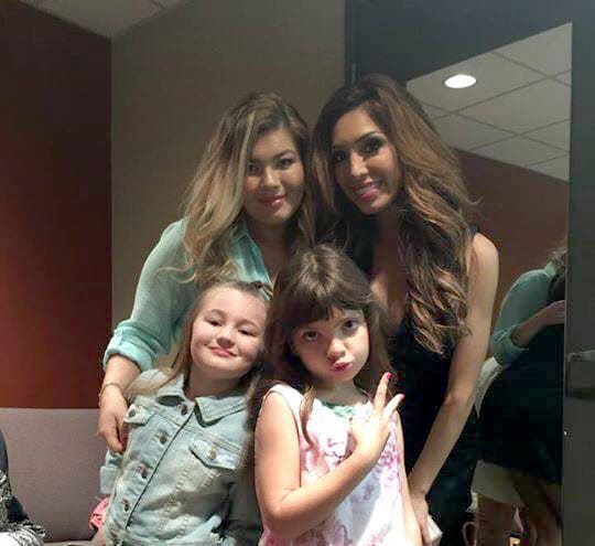 Farrah Abraham and Amber Portwood take a picture together with their daugthers