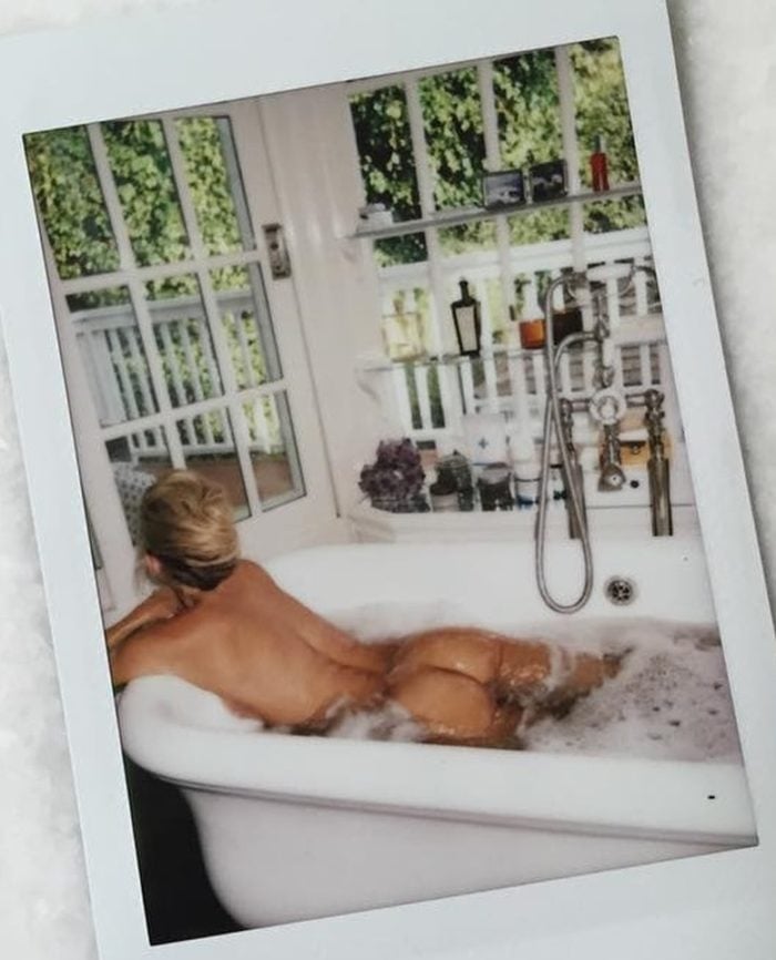 Kate Hudson nude in her bathtub showing her bum