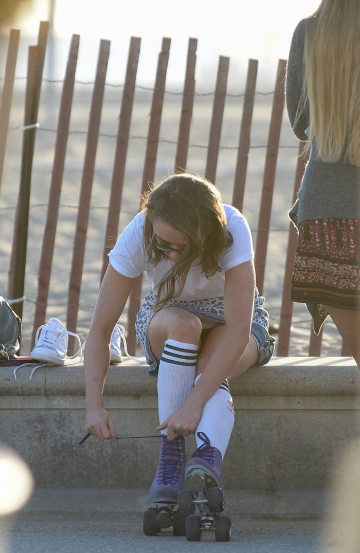 Maisie Williams upskirt (1)