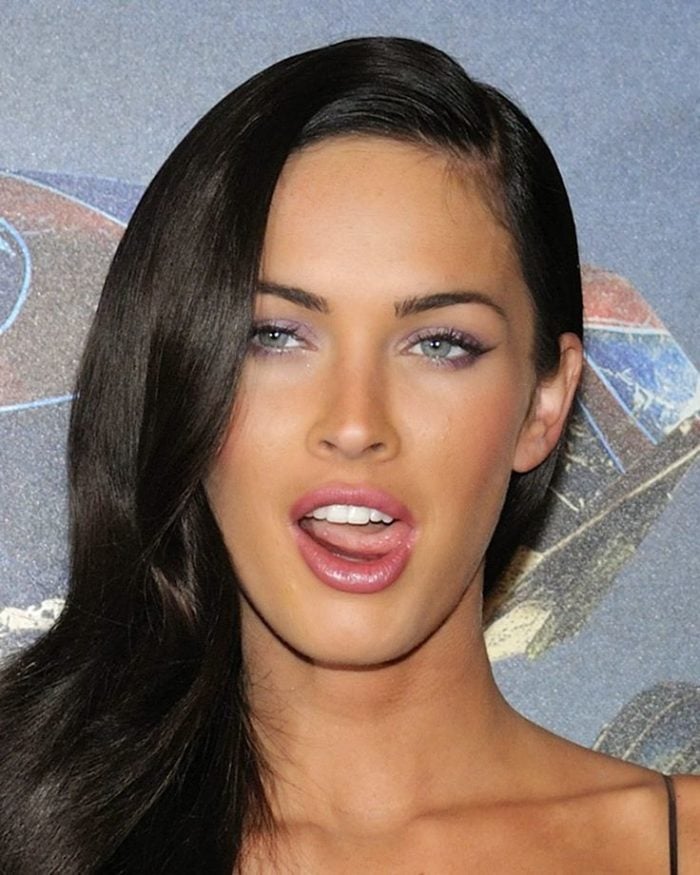 Megan Fox metiendo la lengua y mirando caliente