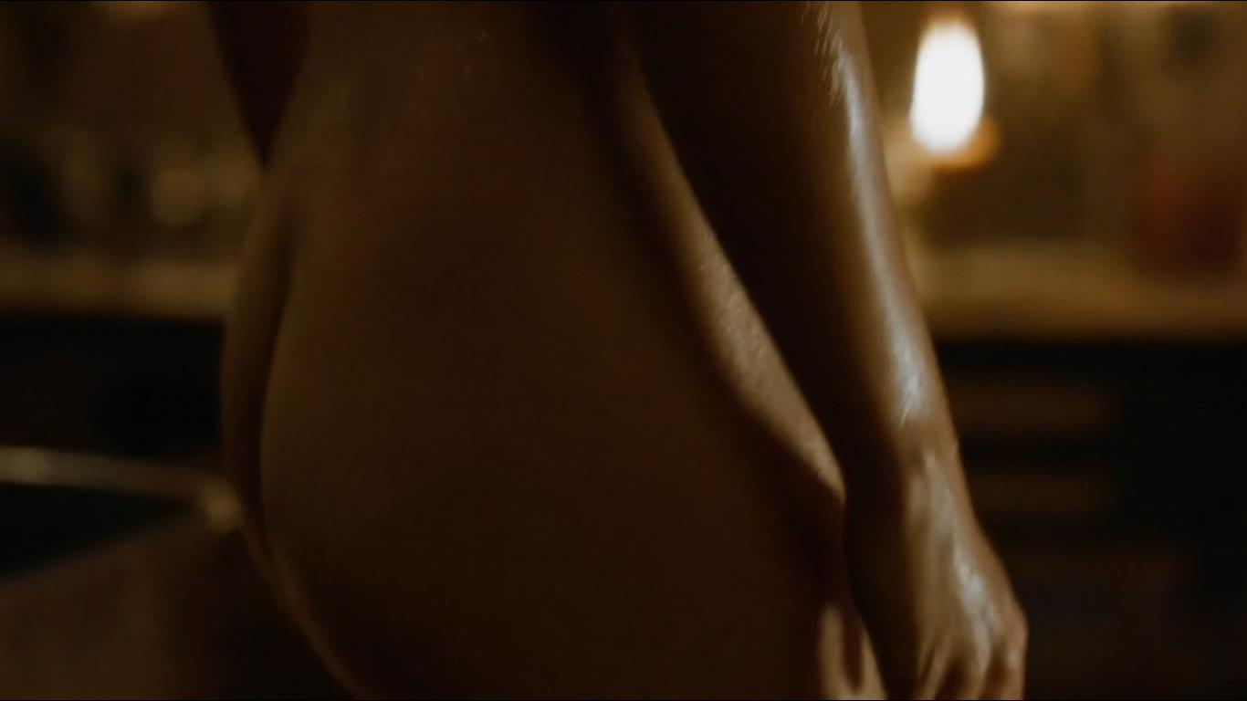 Emilia Clarke naked wet ass
