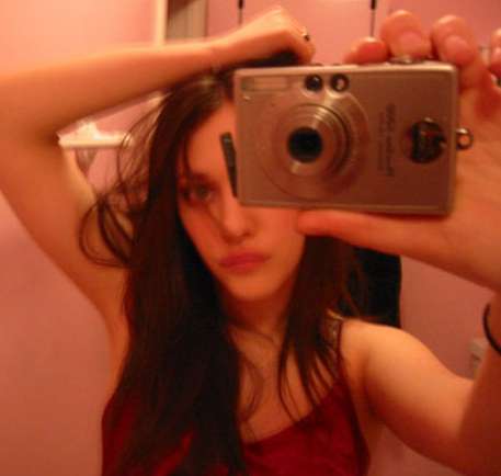 Kat Dennings het nemen van een badkamer selfie arm boven het hoofd