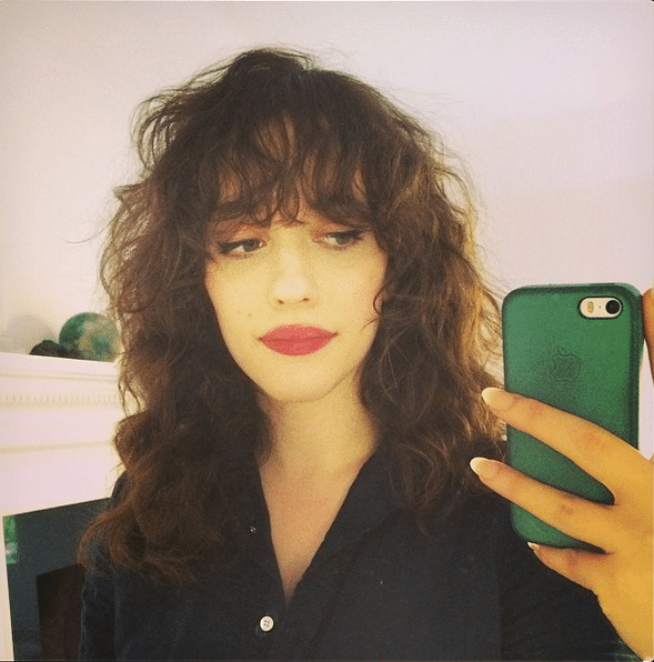 Kat Dennings met pony en krullend haar