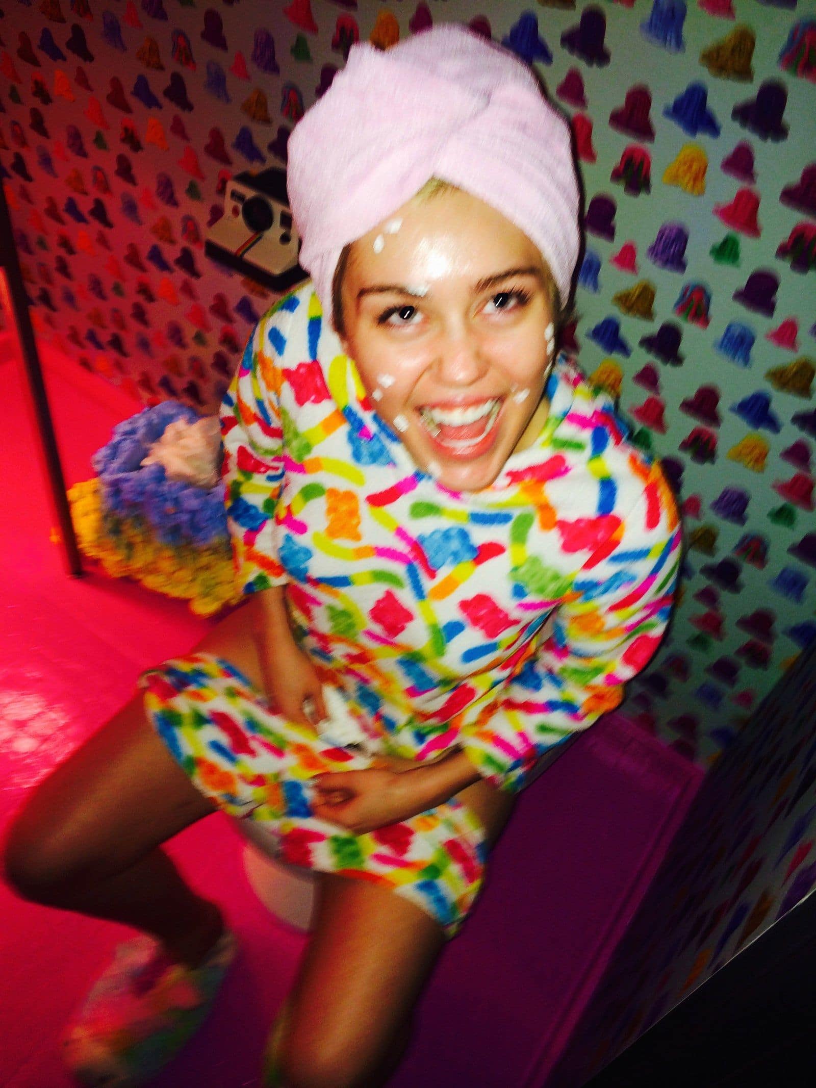 Miley Cyrus peeing wearing a head wrap