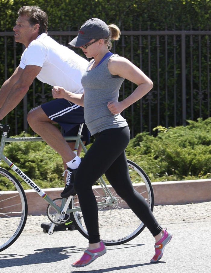 Scarlett Johansson running in yoga pants and pregnant