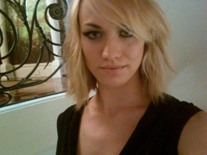 Yvonne Strahovski short hair in black top