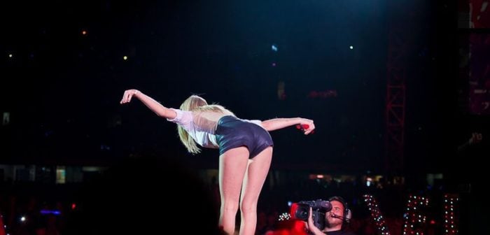 Taylor Swift bending over in concert