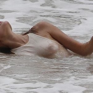 Toni Garrn see through white t-shirt in the ocean (1)