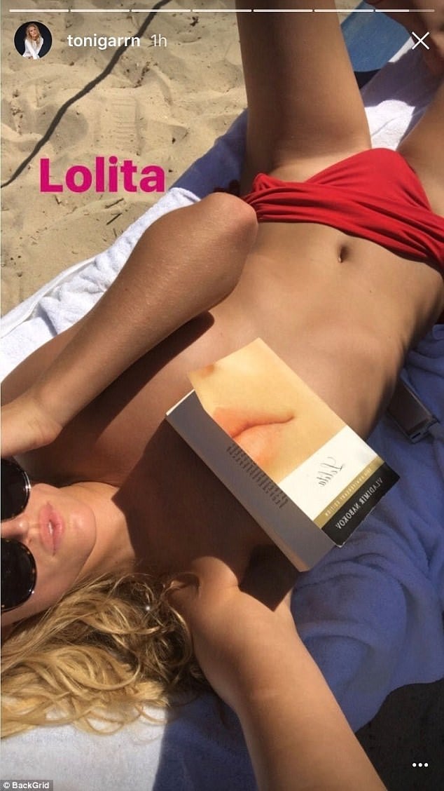 Toni Garrn snapchat reading Lolita